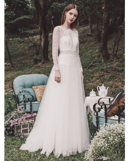 Sophisticated Boat Neckline A-Line Wedding Dress in Tulle
